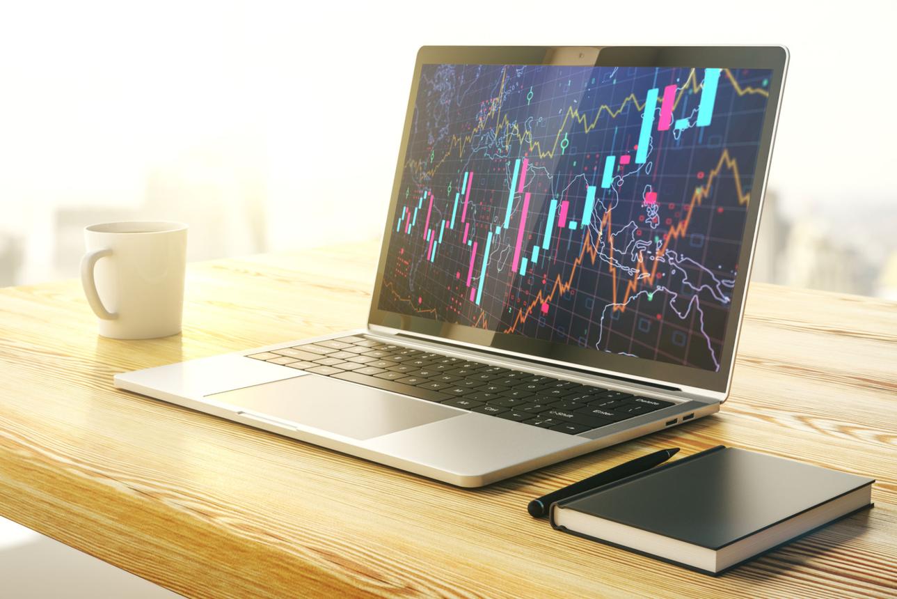 Laptop mit digitalen Analysedaten als Symbol für datengetriebene CRM-Beratung mit MPoweredHub, digitale Transformation, No-/Low-Code und messbare Prozessautomatisierung.