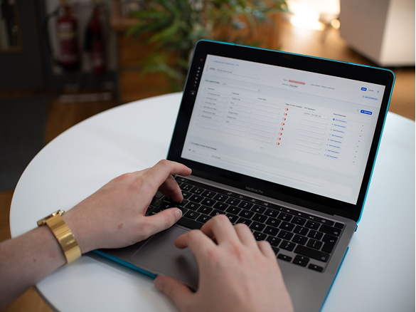 Hände arbeiten am Laptop als Symbol für digitale Projektarbeit mit MPoweredHub, CRM-Beratung, No-/Low-Code-Umsetzung und effiziente Prozessautomatisierung.
