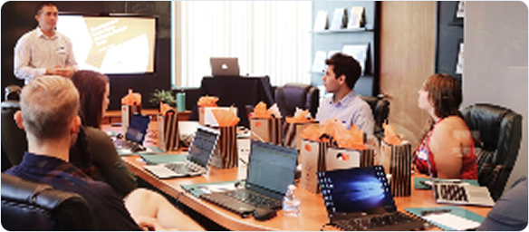 Teamworkshop in moderner Meeting-Umgebung als Symbol für Projektbegleitung, Coaching und MPowerment-Methoden zur erfolgreichen digitalen Transformation mit MPoweredHub.