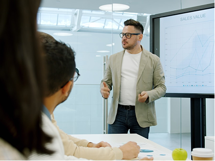 Berater präsentiert ein Sales-Dashboard als Symbol für den Aufbau der Projektorganisation mit MPoweredHub, CRM-Beratung, klaren Rollen und strukturierter No-/Low-Code-Projektumsetzung.