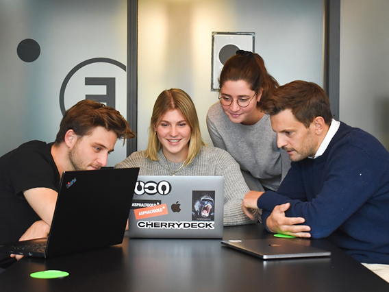 MPoweredHub Team im Austausch am Laptop als Symbol für partnerschaftliche Zusammenarbeit, CRM-Kompetenz, digitale Beratung und gemeinsame Prozessoptimierung.