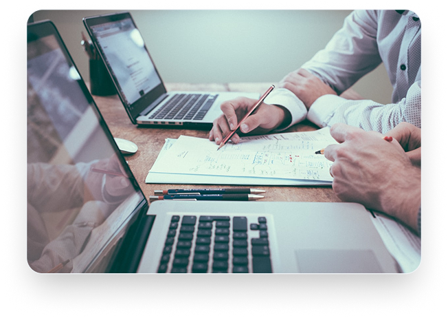 Hände arbeiten gemeinsam an Laptops und Tablet als Symbol für digitale Zusammenarbeit mit MPoweredHub, CRM-Beratung, No-/Low-Code und effiziente Prozessautomatisierung.