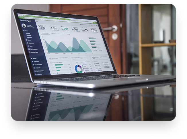 Laptop mit CRM-Dashboard und Analyseansicht als Symbol für digitale Prozessoptimierung, transparente Kennzahlen und datenbasierte Steuerung mit MPoweredHub.
