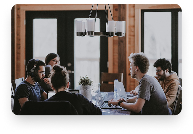 Meeting im modernen Konferenzraum als Symbol für CRM Support von MPoweredHub, zuverlässige Anwenderbetreuung, Systemoptimierung und nachhaltige Prozessverbesserung.