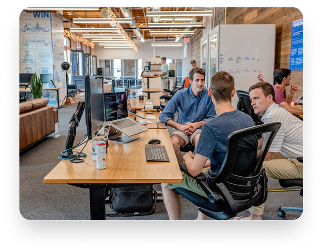 Modernes Projektteam in Besprechungssituation als Symbol für agile Projektumsetzung, digitale Prozessoptimierung und Zusammenarbeit mit MPoweredHub.