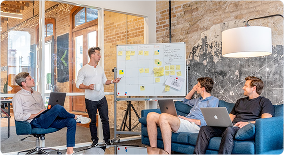 Team bespricht digitale Prozessoptimierung im Workshop als Symbol für Zusammenarbeit mit MPoweredHub, CRM-Beratung, No-/Low-Code und strukturierte Projektumsetzung.