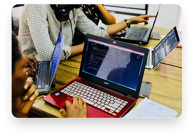 Personen arbeiten gemeinsam mit Laptops als Symbol für digitale Zusammenarbeit mit MPoweredHub, CRM-Beratung, No-/Low-Code und effiziente Prozessautomatisierung.