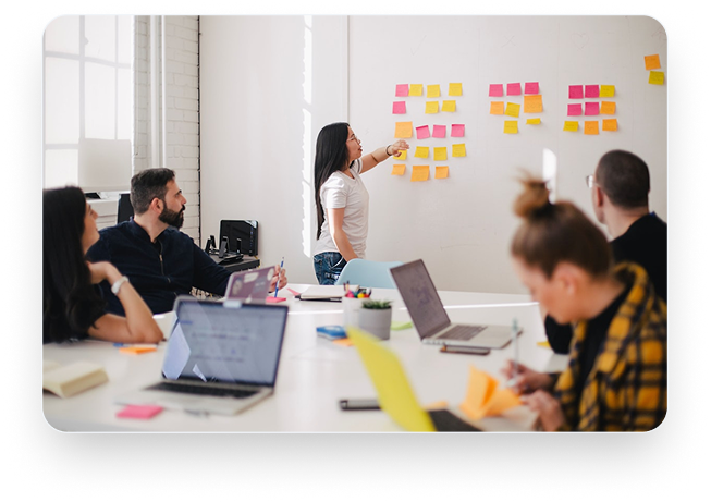 Team bei einem agilen Workshop mit Whiteboard und Haftnotizen als Symbol für Projektorganisation, digitale Prozessoptimierung und MPowerment-Methoden mit MPoweredHub.
