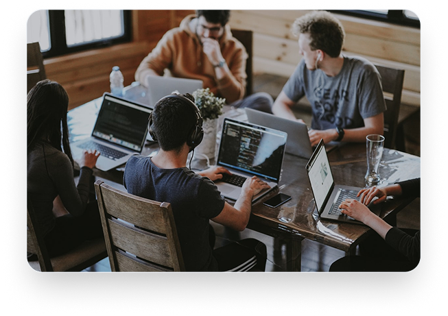 Team arbeitet gemeinsam an Laptops als Symbol für digitale Projektumsetzung mit MPoweredHUB, CRM-Beratung, No-/Low-Code-Lösungen und Prozessautomatisierung.