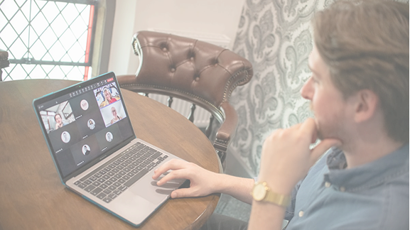 Mitarbeiter nutzt eine Videokonferenz am Laptop für digitale Zusammenarbeit mit MPoweredHub, CRM-Beratung, Prozessautomatisierung und No-/Low-Code-Projekte.