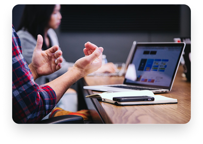 Beratungsgespräch mit Laptop und CRM-Dashboard als Symbol für digitale Prozessoptimierung, Projektbegleitung und datenbasierte CRM-Beratung mit MPoweredHub.