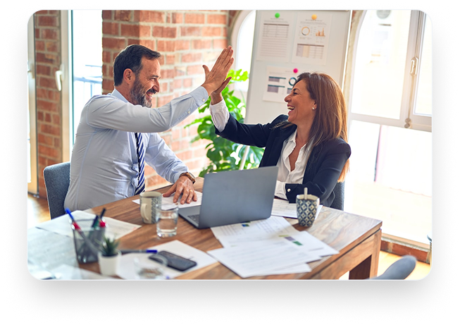 Team arbeitet kreativ an digitalen Lösungen als Symbol für Zusammenarbeit mit MPoweredHub, CRM-Beratung, No-/Low-Code und erfolgreiche Prozessautomatisierung.