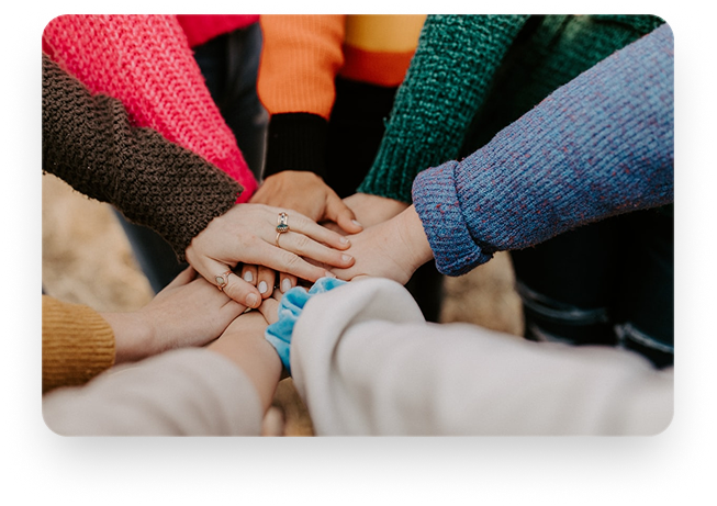Hände eines Teams übereinander als Symbol für Servant Leadership bei MPoweredHub, vertrauensvolle Zusammenarbeit, Empowerment, Teamkultur und erfolgreiche digitale Transformation.
