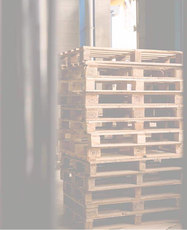 Holzpaletten in einer Lagerhalle als Symbol für digitale Prozessoptimierung in Logistik und Produktion mit MPoweredHub, CRM-Beratung und No-/Low-Code-Automatisierung.