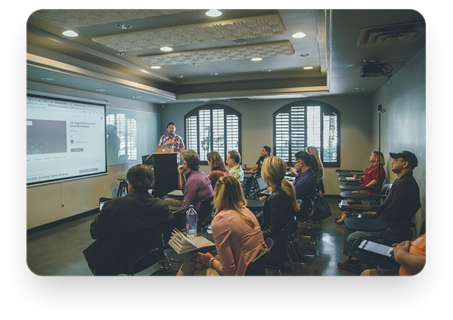 Training mit Teilnehmenden im Seminarraum als Symbol für Training und Enablement bei MPoweredHub, CRM-Schulungen, Anwenderbefähigung und nachhaltige digitale Kompetenz.