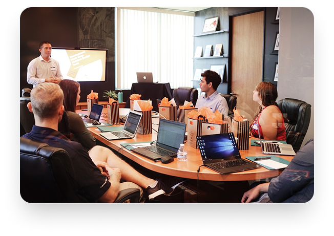 Projektteam im Workshop bei der gemeinsamen Planung digitaler Transformationsprozesse als Symbol für Projektbegleitung, Coaching und MPowerment mit MPoweredHub.