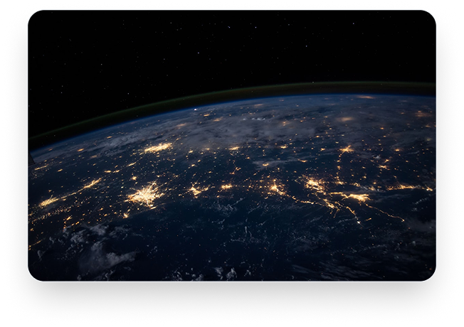 Globale Vernetzung bei Nacht als Symbol für internationale Technologiepartnerschaften von MPoweredHub, digitale Transformation, CRM-Ökosystem und skalierbare Workflow-Automatisierung.