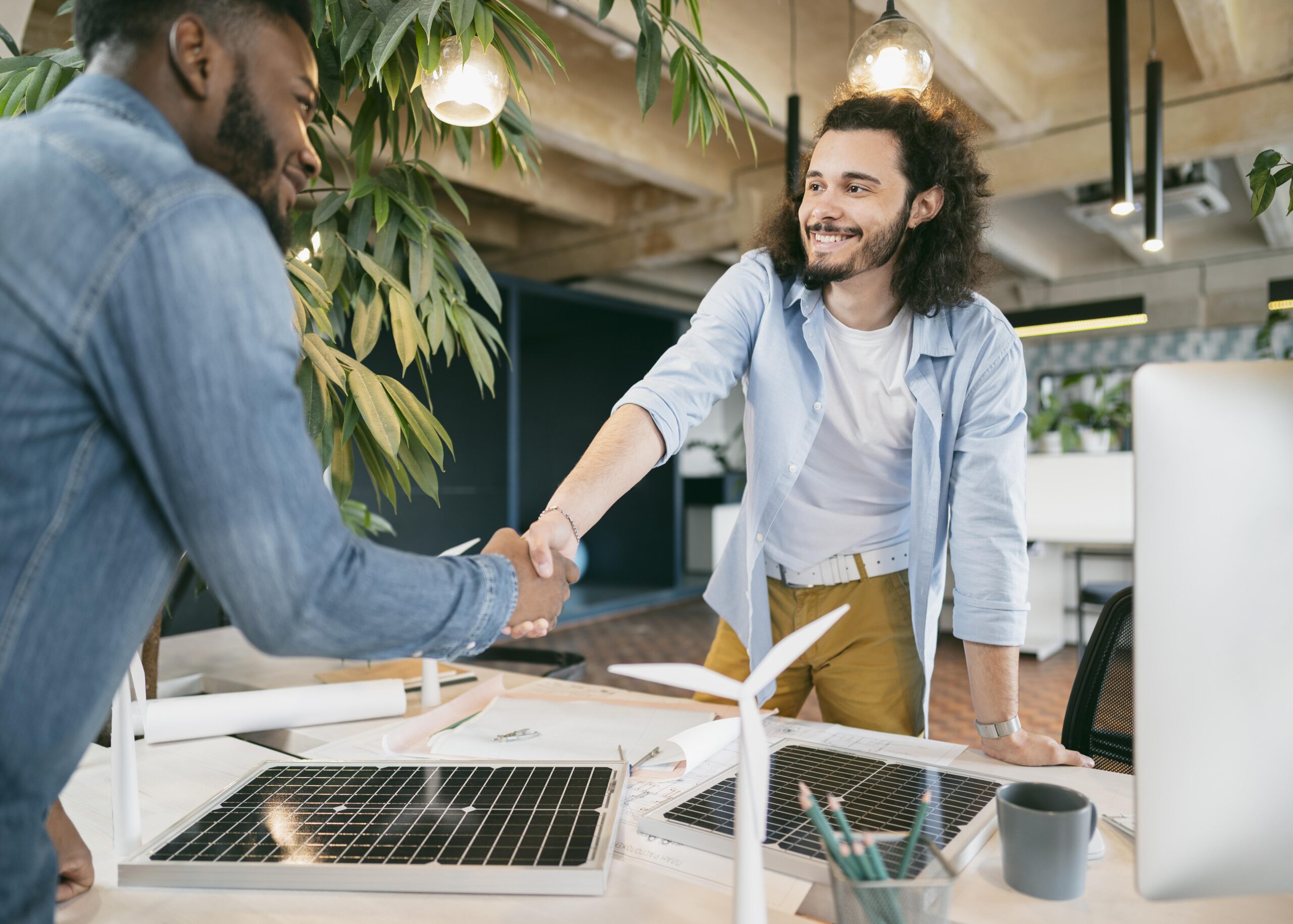 Geschäftspartner reichen sich die Hand als Symbol für Technologiepartnerschaften von MPoweredHub, CRM-Ökosystem, No-/Low-Code, Systemintegration und gemeinsame digitale Prozessoptimierung.
