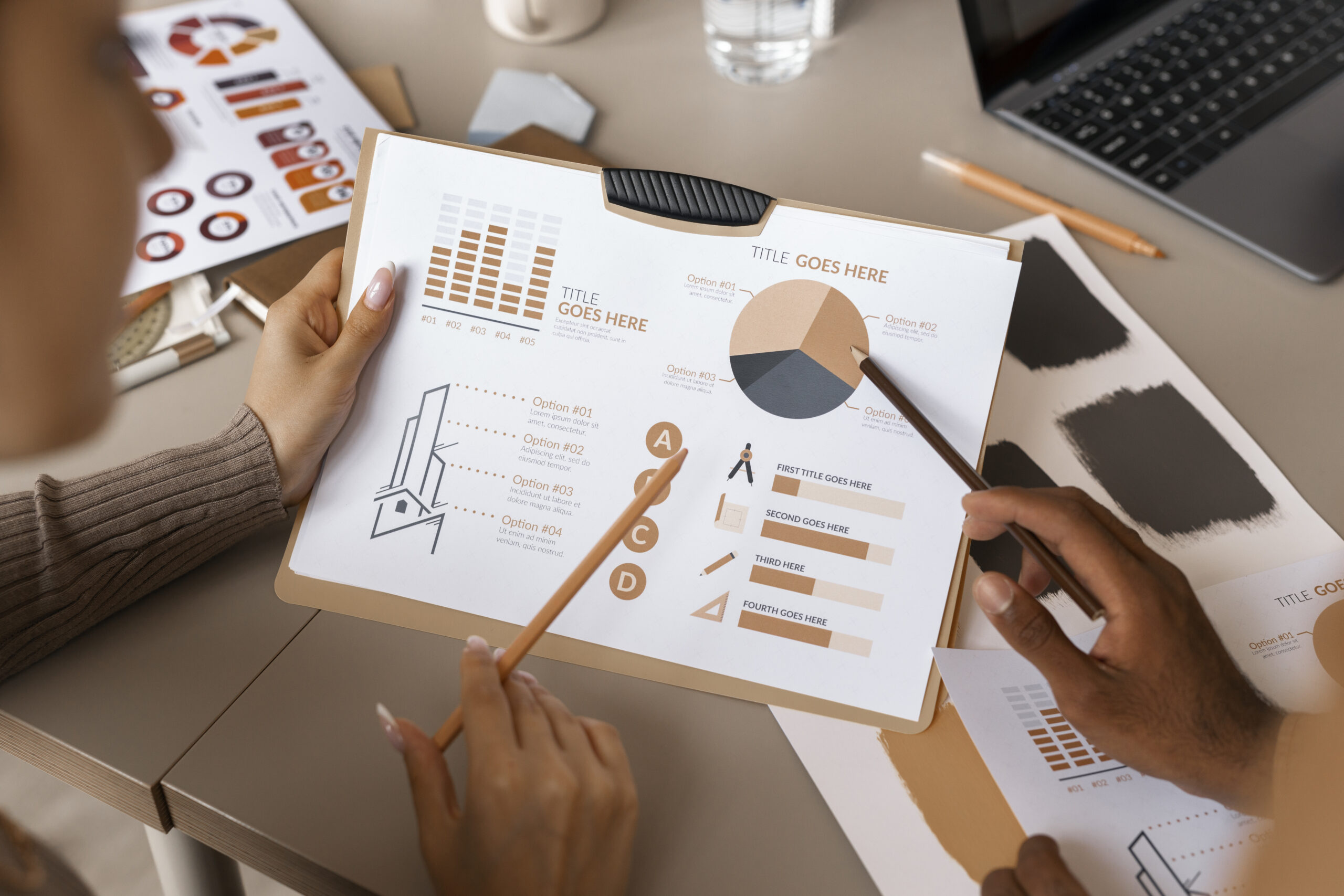 Team analysiert Geschäftskennzahlen am Schreibtisch als Symbol für CRM-Beratung mit MPoweredHub, datenbasierte Prozessoptimierung, No-/Low-Code und messbare Projektergebnisse.