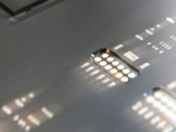 Abstrakte Lichtreflexe auf technischer Oberfläche als Symbol für digitale Prozessoptimierung, CRM-Automatisierung und moderne No-/Low-Code-Lösungen von MPoweredHub für Christian Koenen.