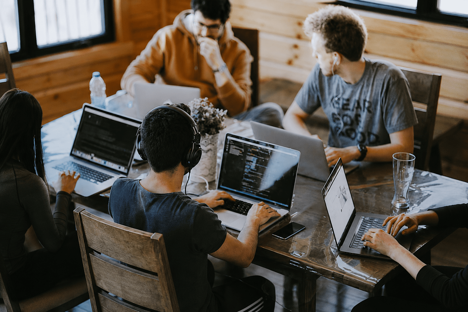 Mehrere Personen die am LapTop arbeiten